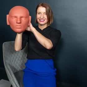 Jasmína Houdková také učí své klientky říkat jasné ne, a umět se tak vymezit proti sexuálnímu obtěžování. To je podle ní u žen velký problém, protože jim od dětství vtloukali do hlavy, že musí být poslušné a hodné holky, jinak je nikdo nebude mít rád.