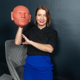 Jasmína Houdek používá ve svých kurzech takovouto rukavici s maskou. Ženy učí do ní bez zaváhání tvrdě udeřit, což podle Jasmíny většina z nich nedokáže. Mají totiž psychický blok.