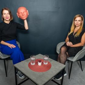 Jasmínu Houdek ve 14 letech znásilnil expřítel její matky. Po letech, která kvůli otřesnému zážitku strávila na tvrdých drogách, se vypracovala v instruktorku moderní sebeobrany. Nyní učí ženy, jak se bránit sexuálnímu obtěžování, a to nejen fyzickému, ale i psychickému.