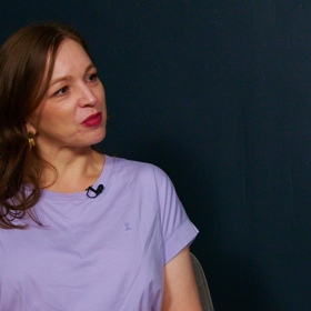 Silvie Lauder také považuje za problematický fakt, že žena, která dá dítě ve dvou letech do školky, aby se mohla vrátit do práce, je považována za kariéristku.