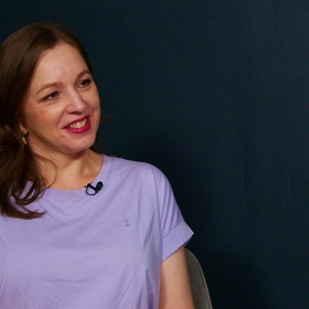 Podle Silvie Lauder je zásadním problémem české společnosti přístup k ženám, které jsou považovány v první řadě za pečovatelky. Proto od nich zaměstnavatelé často dávají ruce pryč nebo jim na stejných pozicích dávají nižší plat než mužům.