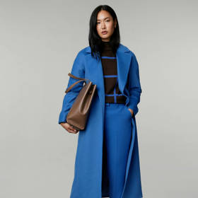 Celočerné outfity s vyšším věkem vyměňte za jiné monochromatické looky. (Marks & Spencer)