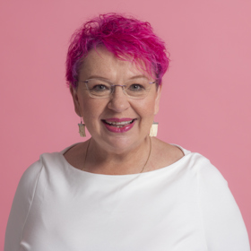 Cukrářka Mirka van Gils Slavíková se divákům zapsala do povědomí v pořadu Peče celá země - a především svými růžovými vlasy.