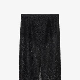 Krajková midi s vyšším rozparkem s tmavými punčochami odhalí skutečně jen minimum. (Mango, 999 Kč)