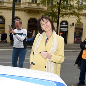 Klára Pollertová-Trojanová u legendárního vozu Lada.