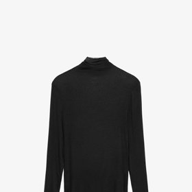 Klasika v podání černého tenkého topu s dlouhými rukávy a zvýšeného průkrčníku, bez které se ani styl Victorie Beckham neobejde. (Oysho, 399 Kč)