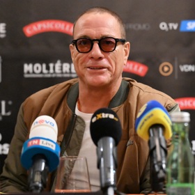 Jean-Claude van Damme je v Praze. Po příletu ho čekala tisková konference.