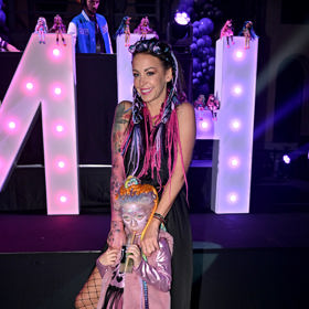 Agáta Hanychová si s dcerou Miou večírek královsky užila. Mia oblékla růžovou vestičku a růžové šatičky s tylovou sukní.