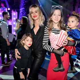 Její dcerka je mamince Emmě extrémně podobná. 