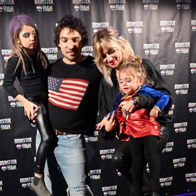 Emma Smetana s partnerem Jordanem Hajem a oběma dcerami, Ariel a Lennon. Starší Lennon si nechala vlasy obarvit na fialovo.