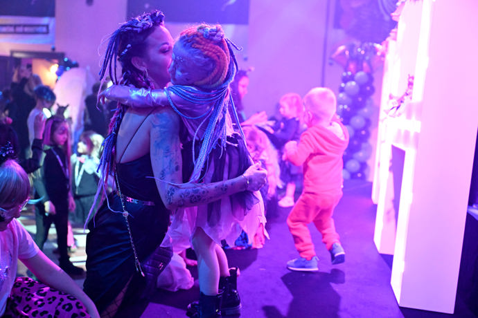 FOTO: Děvčata k sobě díky copánkům ladila. – stránka 2021