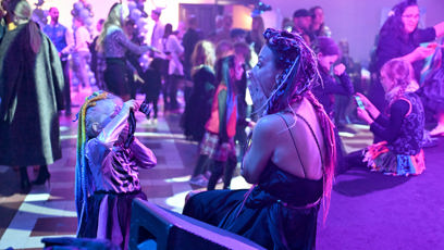 FOTO: Mia je ve společnosti ve svém živlu.