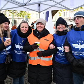 Stovky lidí vyrazily na Malostranské náměstí, aby vyjádřily nespokojenost se současnou vládou.
