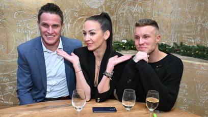 FOTO: Agáta Hanychová v obležení mužů.