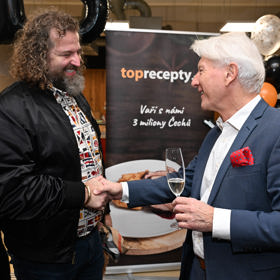 Kmotrem nové knížky TopReceptů byl také cukrář Josef Maršálek. S ním se Ladislav Špaček s potěšením přivítal.