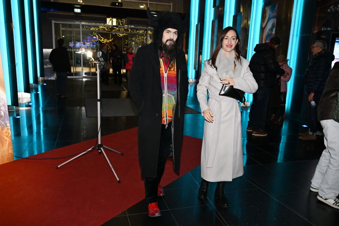 FOTO: Některé outfity byly skutečně zvláštní. – stránka 680