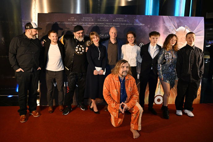 FOTO: Středeční slavnostní premiéra. – stránka 678