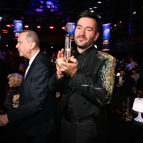 Marek Ztracený se raduje z první příčky v anketě Český slavík.