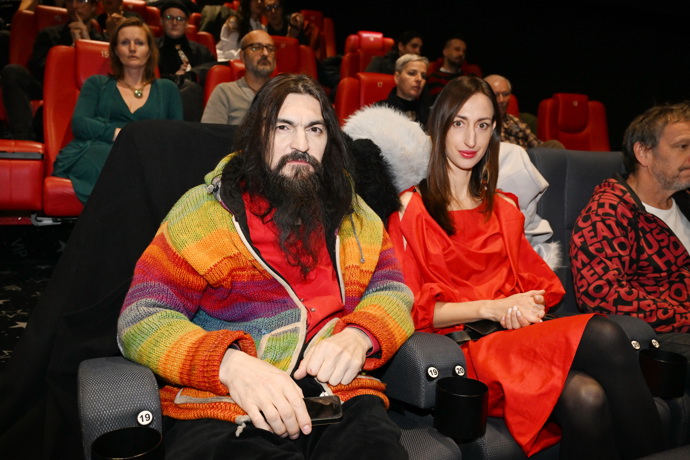 FOTO: Některé outfity na premiéře byly zvláštní. – stránka 676