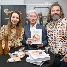 Josef Maršálek, Tereza Bebarová a Ladislav Špaček společně pokřtili novou kuchařku Topreceptů Náš rok v kuchyni. 