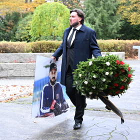 Fotografie s portrétem zesnulého hokejisty Romana Čechmánka. 