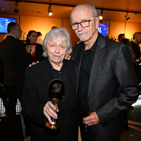 Václava Neckáře doprovázel jeho bratr Jan.