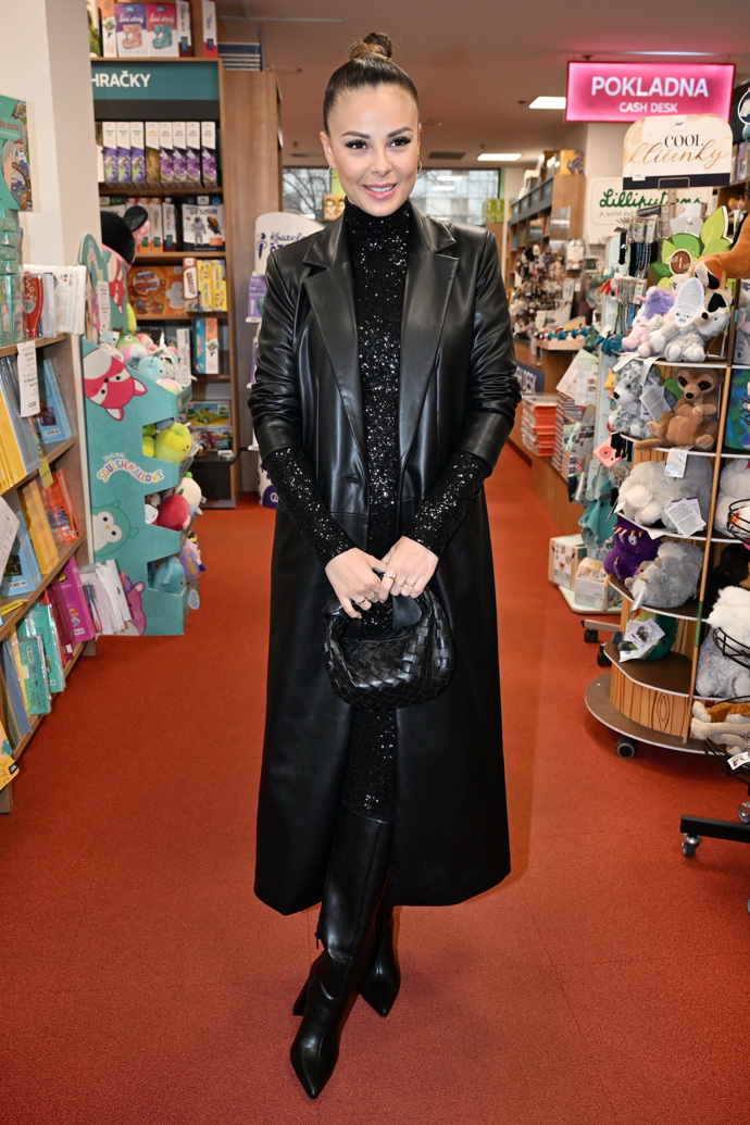 FOTO: Jako vždy ji to moc slušelo. – stránka 148