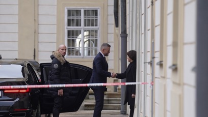 FOTO: Pellegriniho vítají na Pražském hradě.