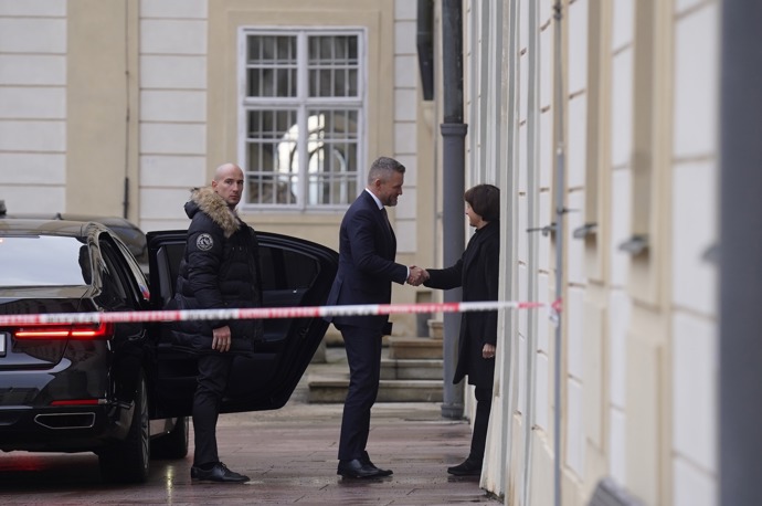 FOTO: Pellegriniho vítají na Pražském hradě. – stránka 116