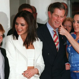 V roce 1997 se Karel III. setkal se zřejmě neslavnější dívčí skupinou té doby - Spice Girls.  A pořádně si to užil. Od jednotlivých členek se nechal olíbat, a co víc, Mel C (vpravo) mu dokonce laškovně setřela palcem z tváře rtěnku, zatímco princ Harry se bavil s budoucí manželkou Davida Beckhama Victorií (druhá zleva). Harry má ovšem ze setkání se svými idoly dodnes smíšené pocity. Stalo se tak totiž pouhé dva měsíce po tragickém skonu jeho maminky, princezny Diany.