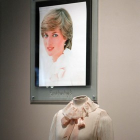 Blůza princezny Diany ze zásnubního portrétu s princem Charlesem jde do dražby. Podle aukční síně by mohla vynést přes dva miliony korun.