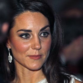 Jenže to už tu jednou bylo. Kate pro ni a kouřové líčení měla slabost kolem roku 2010, přičemž později od tohoto trendu upustila. A udělala dobře. Nyní vypadá mladší a přirozenější.