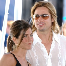 Během vztahu s Bradem Pittem (viz foto) chodívala ve spánku hodně často. Oba vzpomínají na epizodu, kdy herečka jednoho dne opustila dům. Tehdy nechybělo moc a mohla si vážně ublížit.