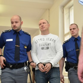 Procházkův komplic byl dopaden.