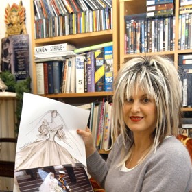 Autorkou blůzy je návrhářka Elizabeth Emanuel, která měla na svědomí i Dianiny svatební šaty.