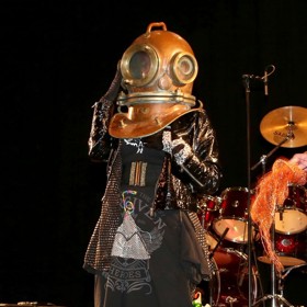 Koncert Jany Uriel Kratochvílové v roce 2014 zkomplikoval právě její outfit. Rozhodla se vystoupit s potápěčskou helmou na hlavě, ve které nakonec nemohla dýchat a zkolabovala.