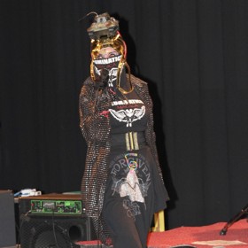 Koncert nakonec dokončila, přičemž na hlavu nasadila pro změnu tank.