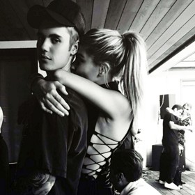 Zpěvák a modelka se znají od puberty, dlouho byli jen kamarádi, než spolu začali chodit. Roku 2016 se na čas rozešli. Od roku 2018 už ale zase tvoří pár.