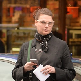 Před sedmi lety podstoupila Linda sérii kryolipolýz, které jí měly zmrazit tukové buňky. Ve zlomku případů ovšem může při této proceduře dojít k tomu, že tukové buňky naopak narostou. To postihlo i supermodelku. Evangelista si tak přijde znetvořená a nepomohly jí ani další dvě operace.