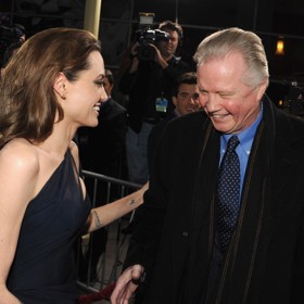 Angelina Jolie a Jon Voight se usmířili až v roce 2010. Jejich vztah ale nadále zůstával oboustranně velmi opatrný.