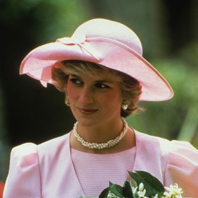 Princezna Diana se do blůzy, kterou návrhářka přešila z večerních šatů, zamilovala na první pohled.