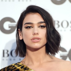 Dua se proslavila jako tmavovláska s mikádem. 