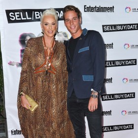 Herečka má čtyři syny ve věkovém rozmezí 28–39 let. Na fotce s nejmladším Douglasem, kterého vychovala s exmanželem Raoulem Meyerem.