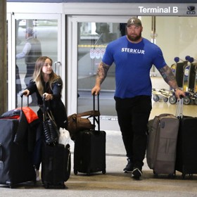 Hafþór Júlíus Björnsson se svou krásnou manželkou.