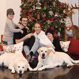 Oporou je jí nejen sestra Linda, která se k ní letos nastěhovala, ale také tři synové, kteří jí zbyli po zesnulém manželovi René Angélilovi: René-Charles (22) a dvojčata Nelson a Eddy (oba 13).