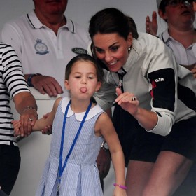 Tytam jsou časy, kdy Charlotte na novináře vyplazovala jazyk a maminka Kate ji musela jemně plísnit.