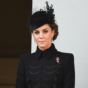 Takto vypadala Kate Middleton na Remembrance Sunday v roce 2019. Stejný kabátek, jiný klobouk (byť od stejného návrháře) a mnohem svěžejší tvář.