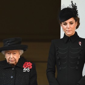Tehdy jí na balkoně dělala společnost loni zesnulá královna Alžběta II. Panovnice také manželce svého vnuka Williama zapůjčila na Remembrance Sunday perlové náušnice (viz foto). Šlo o velmi hodnotný klenot, který nechala panovnice zhotovit z masivních perel, jež jí jako svatební dar věnoval v roce 1947 bahrajnský princ Hakim.
