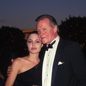 Angelina Jolie a její táta Jon Voight mají odjakživa velmi křehký vztah. Zásadním způsobem ho nabourala nevěra, jíž se herec dopustil na Angelinině matce Marchline Bertrand.
