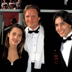 Jon Voight se svými dvěma dětmi Angelinou a Jamesem v roce 1988. Oba se s tátou stýkali jen sporadicky, Jon je většinou vodil na filmové premiéry.